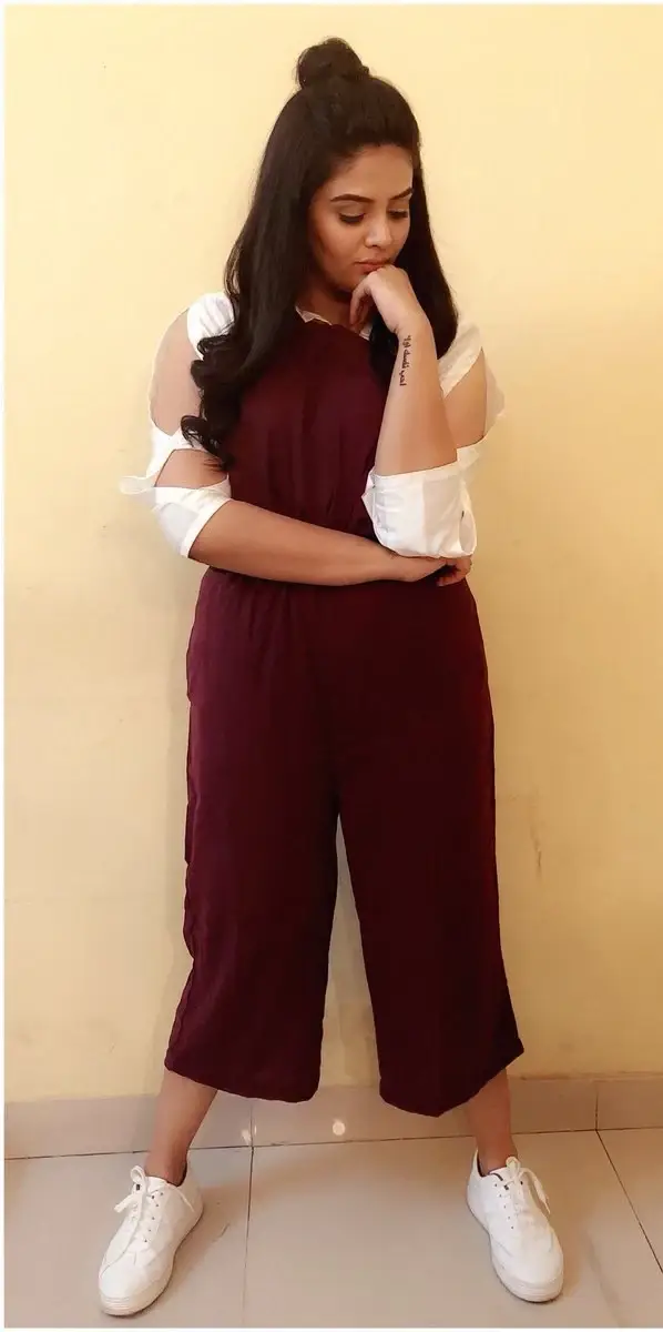 INDIAN TV ACTRESS SREEMUKHI IMAGES IN MAROON PANT SHIRT 2